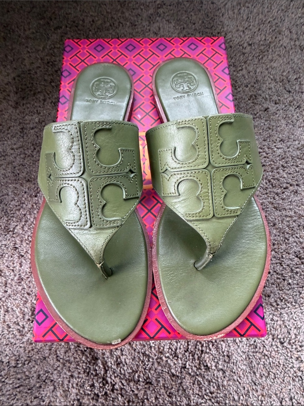 Tory Burch Olive Green Leather Logo Thong Sandals - Picture 5 of 8